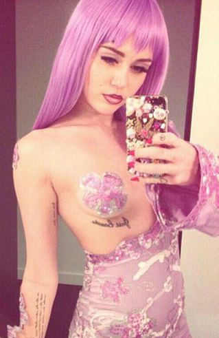 Miley Cyrus eller Lil Kim? Vi kan inte se skillnaden! Miley Cyrus eller Lil Kim? Vi kan inte se skillnaden!